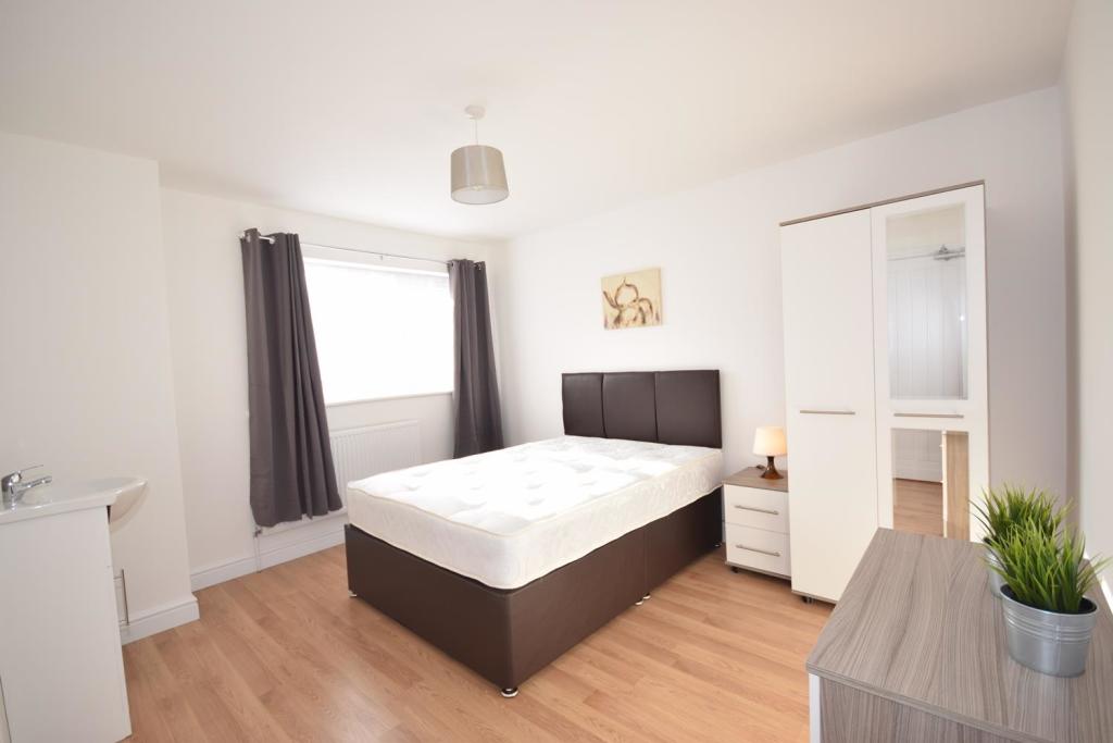EXAMPLE BED/SITTING ROOM.jpg