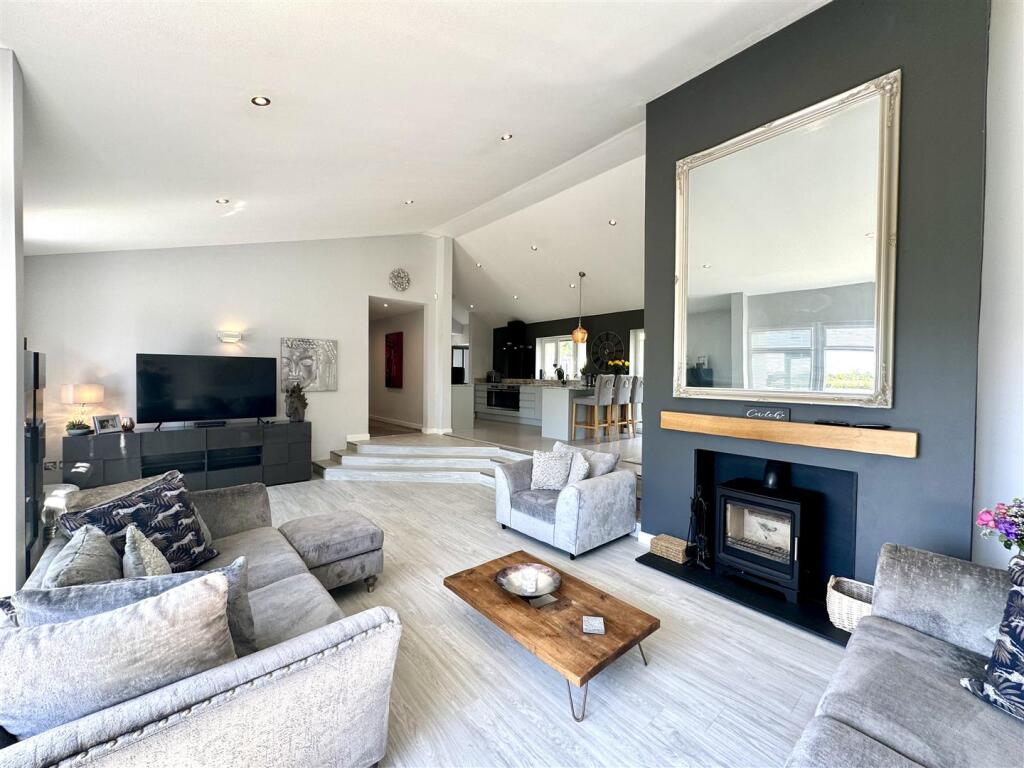 SUNKEN FAMILY/LIVING ROOM