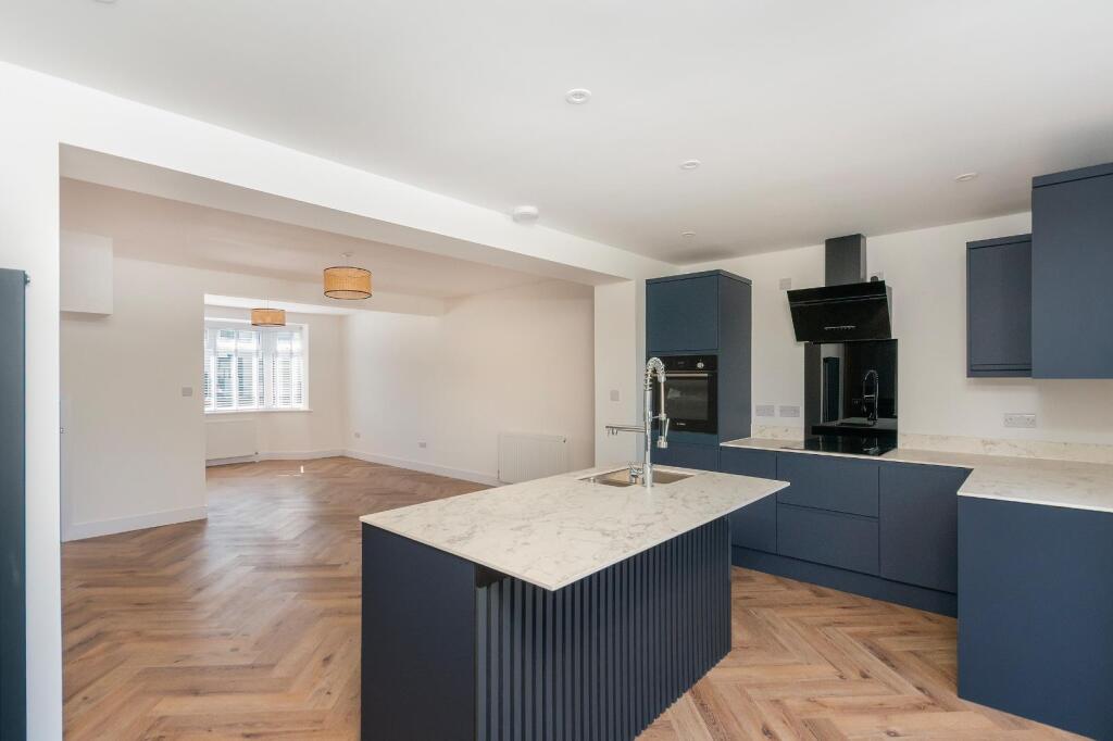 4H2LBH - Kitchen B.jpg