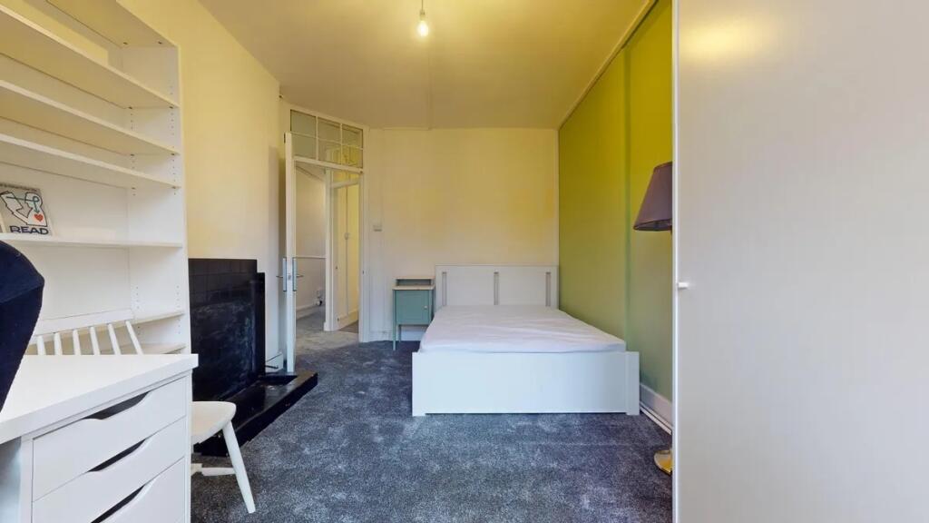 A tidy and well-maintained single bedroom featu...