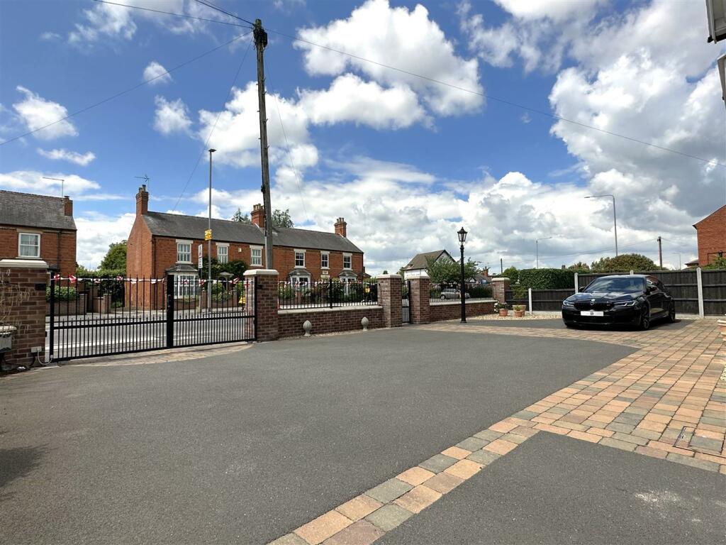 Substantial Electric Gated Driveway 822