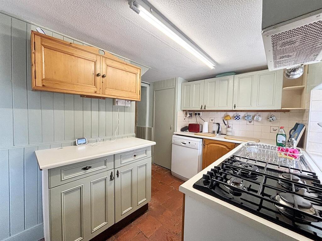Kitchen 2.jpg