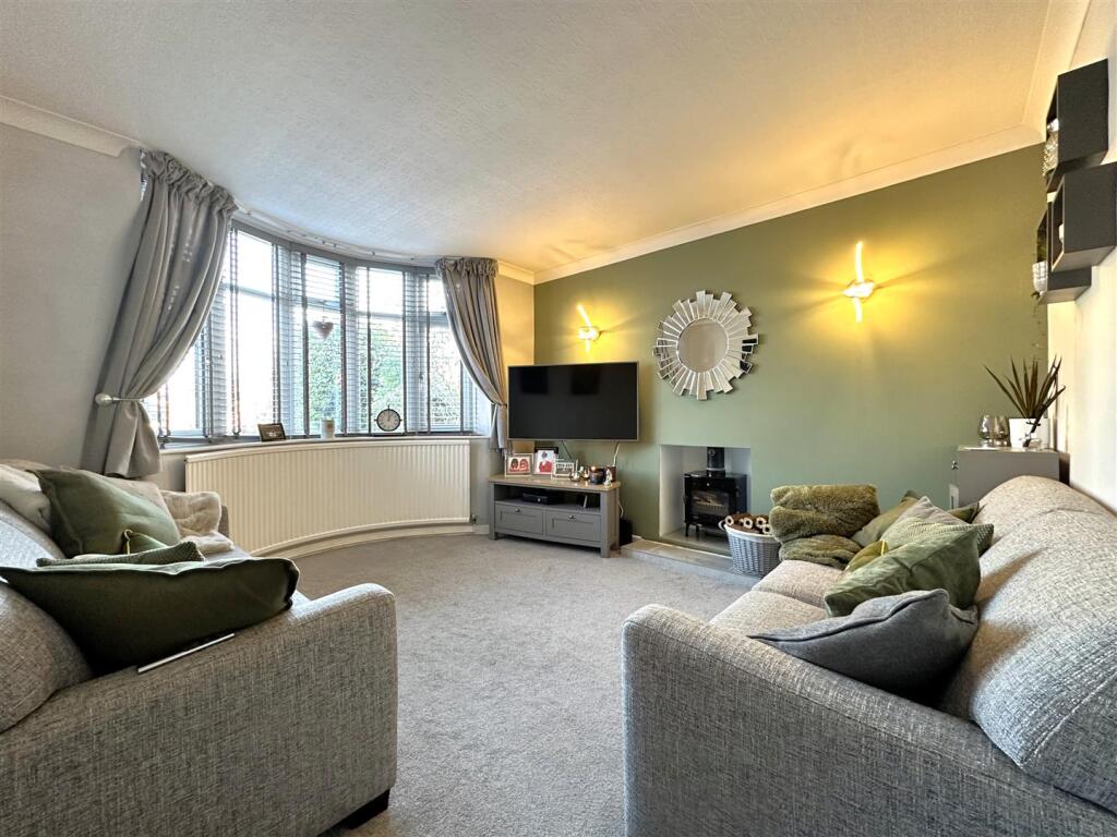 Bow-Fronted Lounge 613