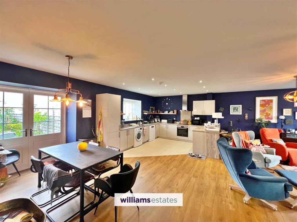 Lounge/Dining/Kitchen