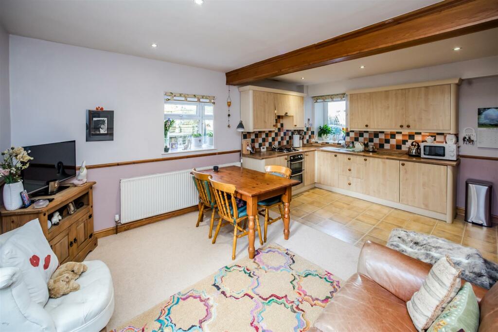 KITCHEN/DINING ROOM