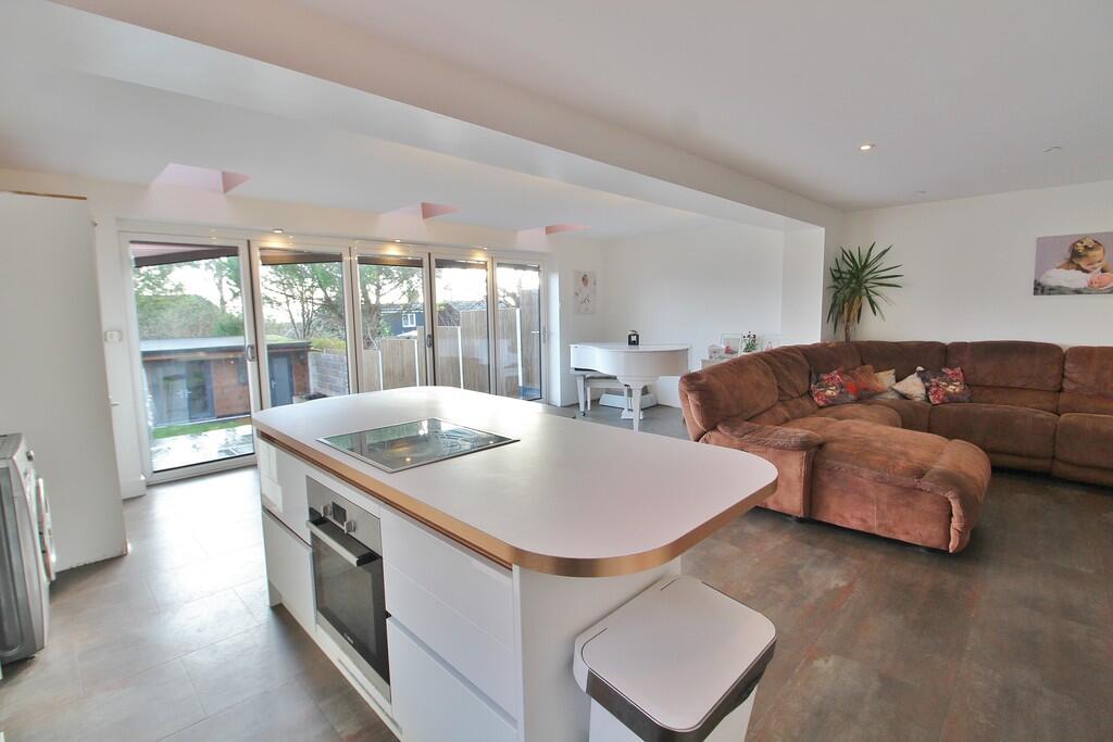 Kitchen/Breakfast...