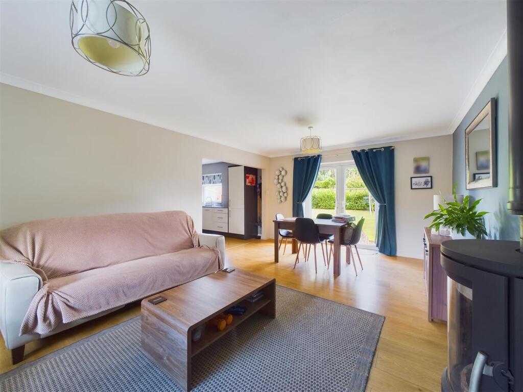 LIVING/DINING ROOM