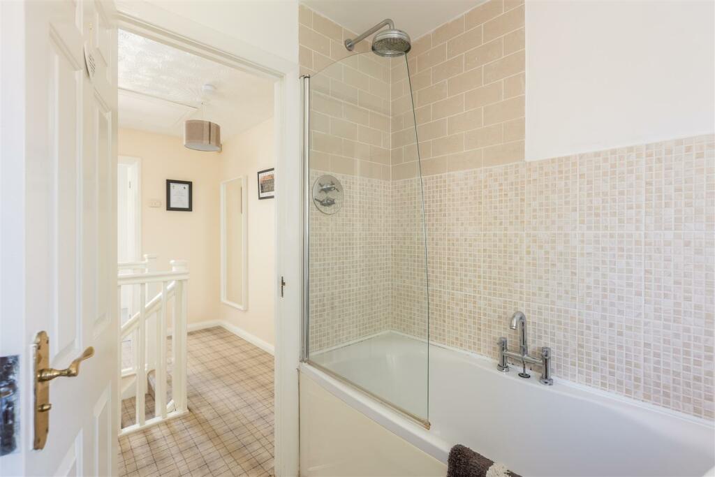 Pickwick Close 19 Bathroom-2.jpg