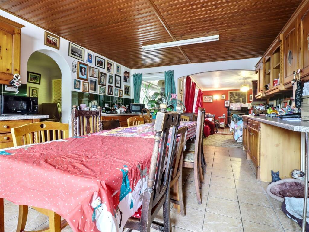 kitchen/dining room