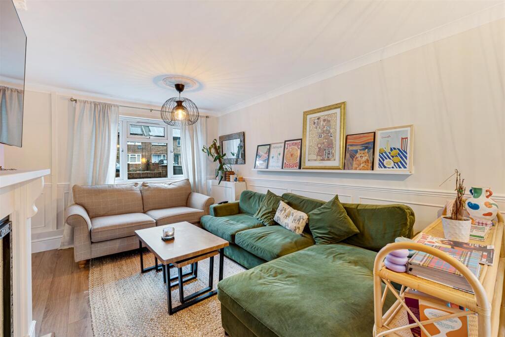 118 Coronation Drive lounge 3.jpg