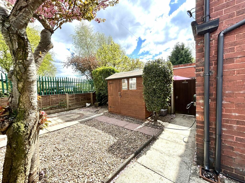 Side Garden/Driveway