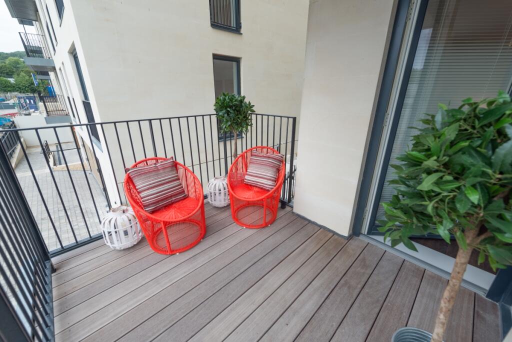 2 bed large corne...