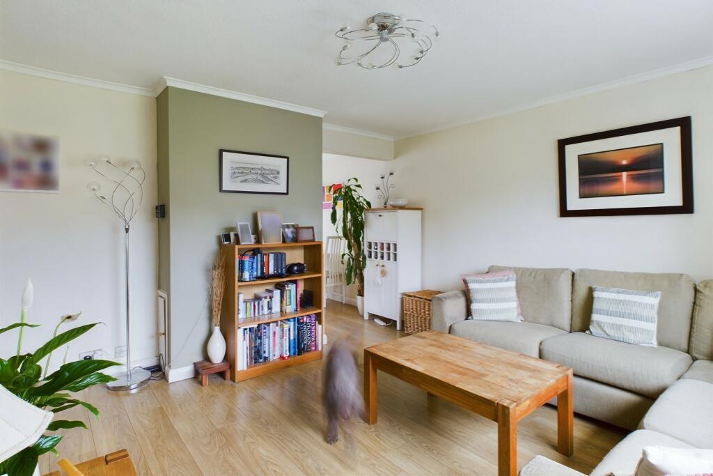 CAM02519G0-PR0196-STILL006