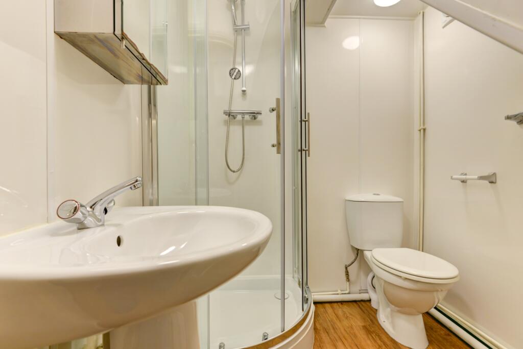 10 London Terrace Bathroom 2