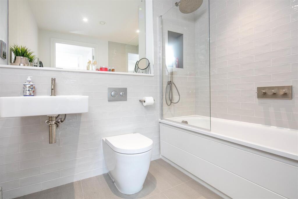 Apartment 15 New Retort House-Bathroom.jpg