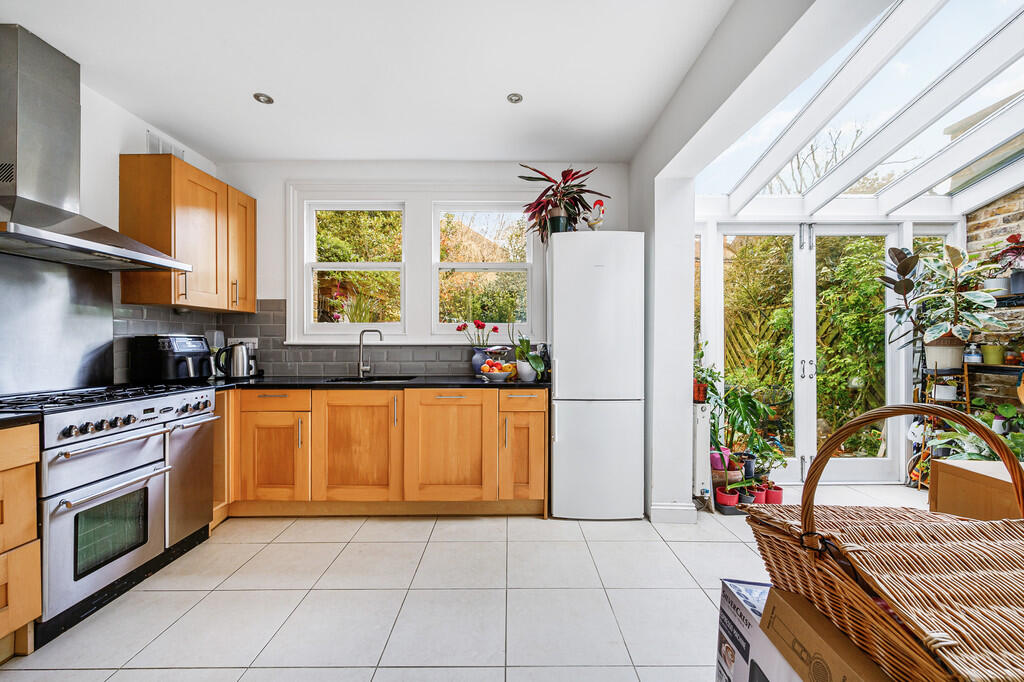 Waldemar Avenue (...