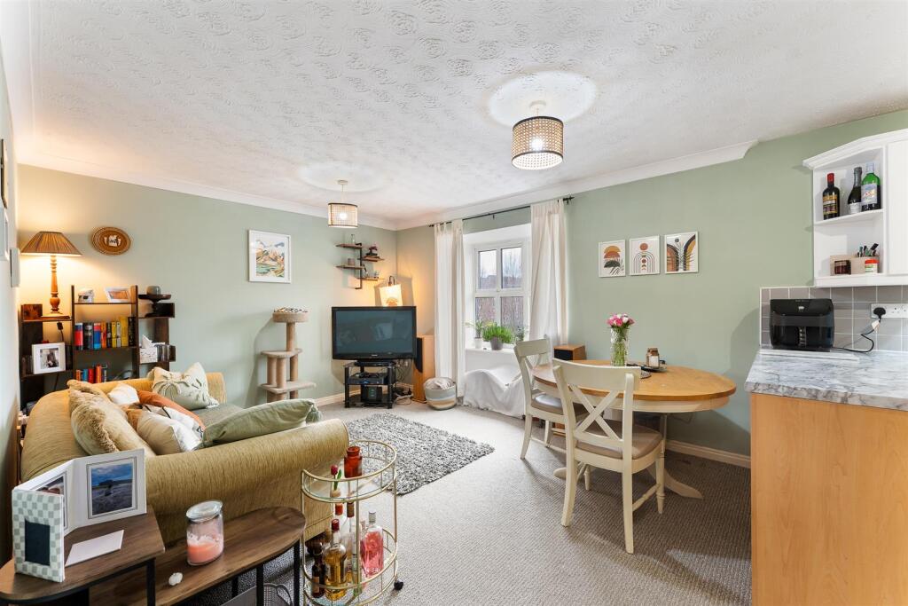 Open Plan Lounge &amp; Kitchen Diner