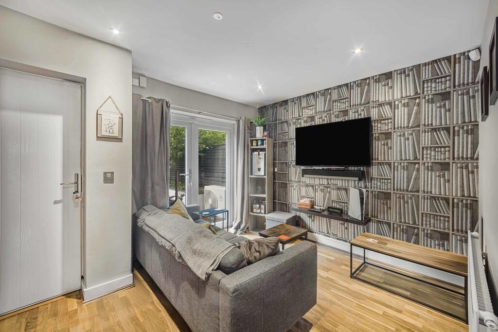 Bedroom/living ar...