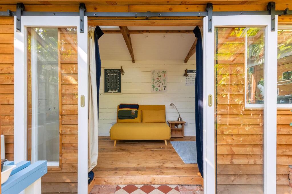 3Y7REN - Garden Room D.jpg