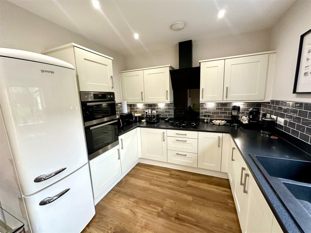 KITCHEN/BREAKFAST ROOM