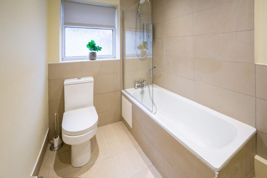 A modern bathroom featuring a stylish bath and ...