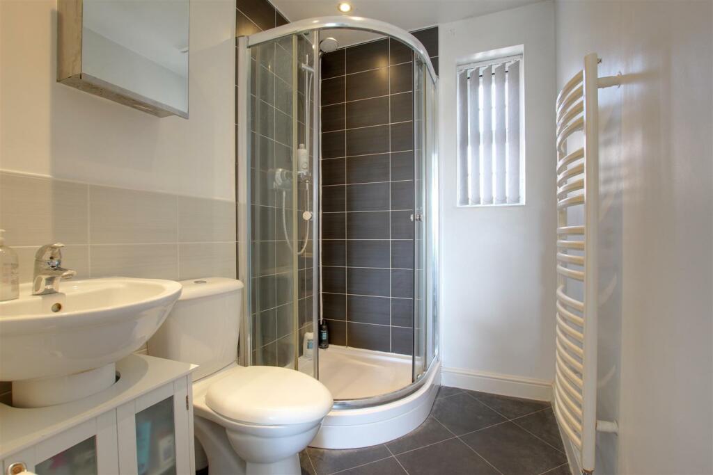 EN-SUITE SHOWER ROOM