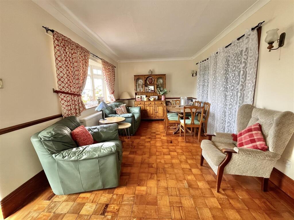 KITCHEN/ DINER