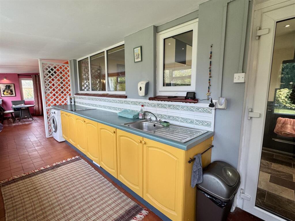 Breakfast Room/Utility