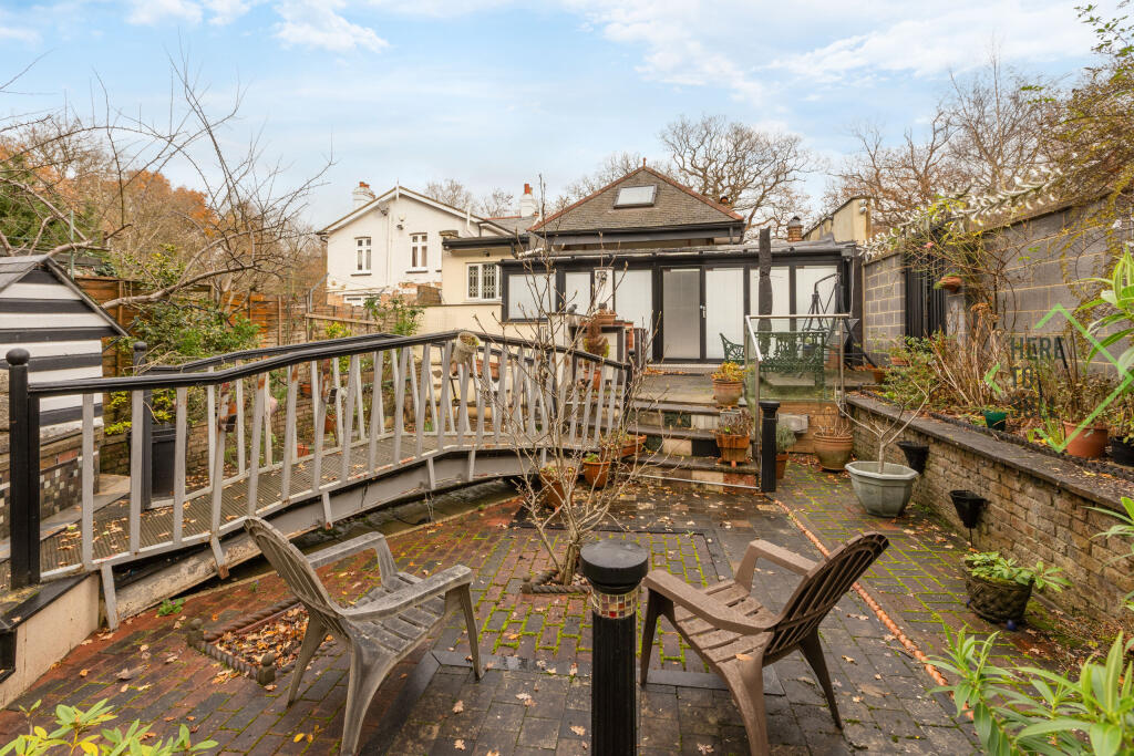 29 Oak Hill, Woodford Green, IG8 9NX-35