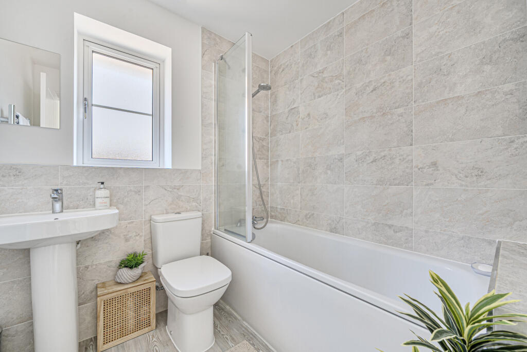 1348860-18-68bed9...