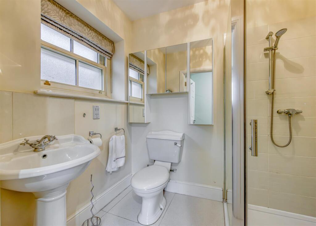 3 The Limes-bed1 ensuite.jpg