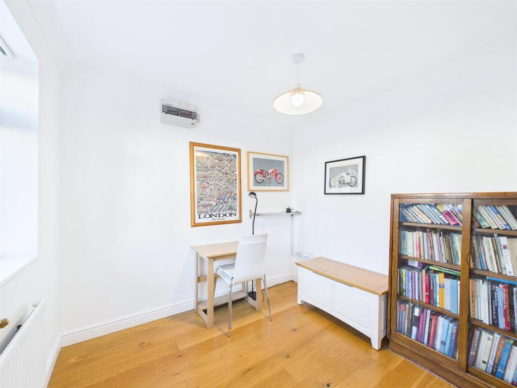 7 - 4 bed detached house.jpg