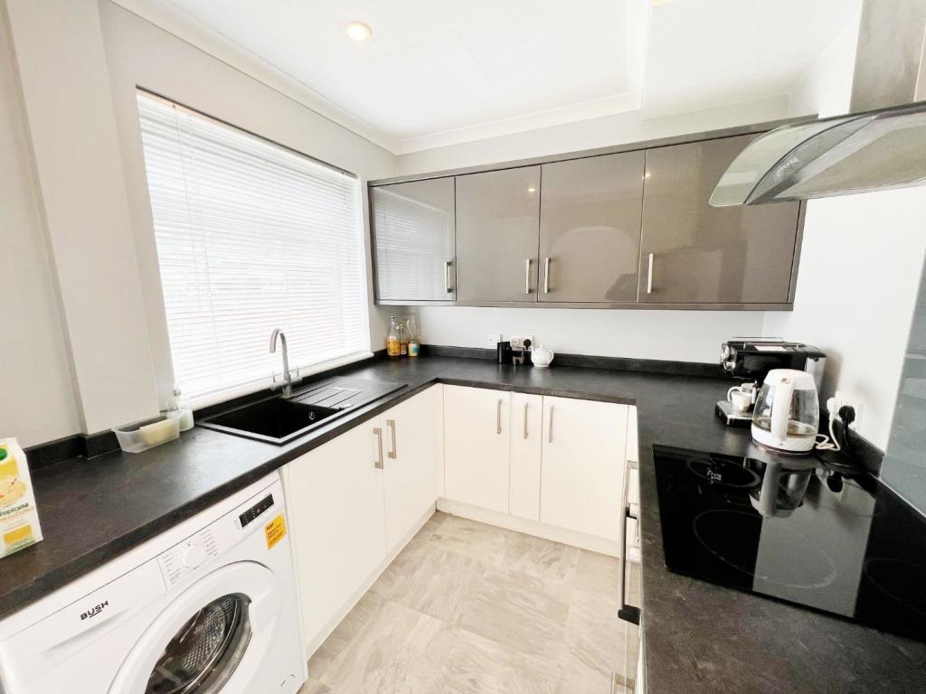 Kitchen 2.jpg