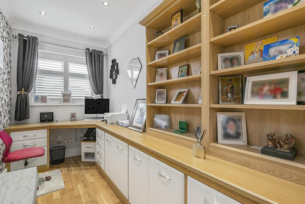 BEDROOM 5 (study)