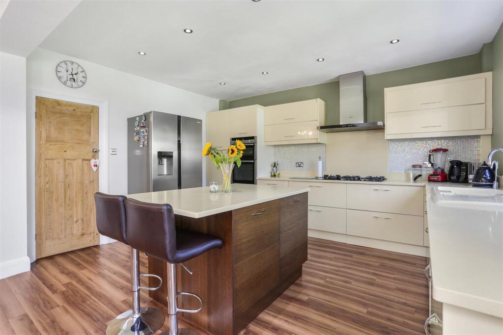 630631790 - 195 Woodcote Road, SM6 32.jpg