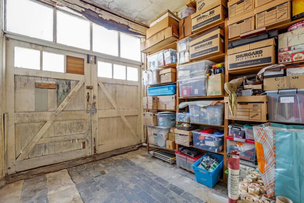 09-7dc9JHPropWorld - 1 Westhood Hill - 25-medium.j