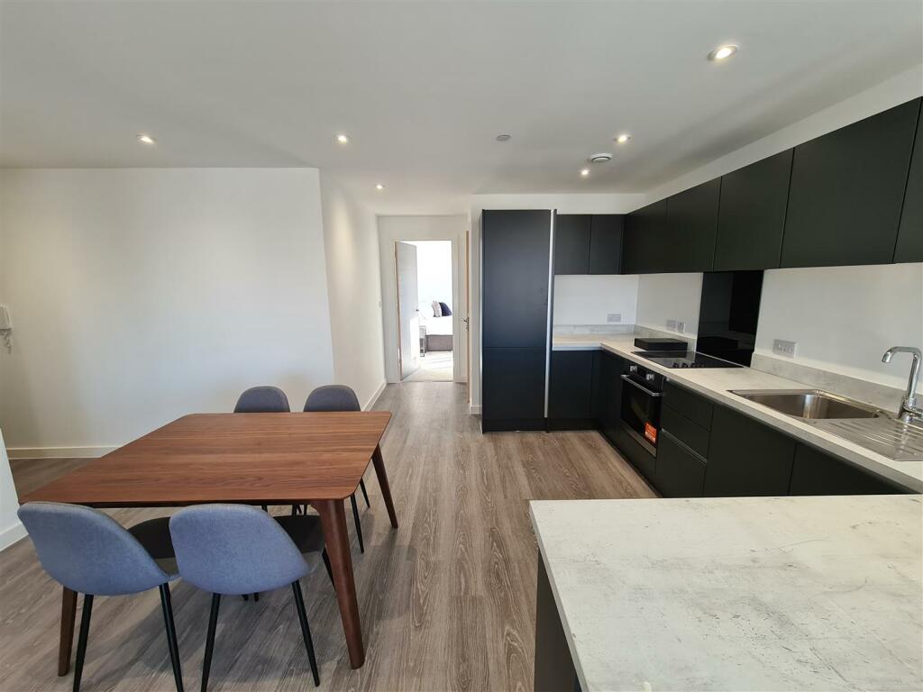 Open Plan Living Room/Dining Area/Kitchen