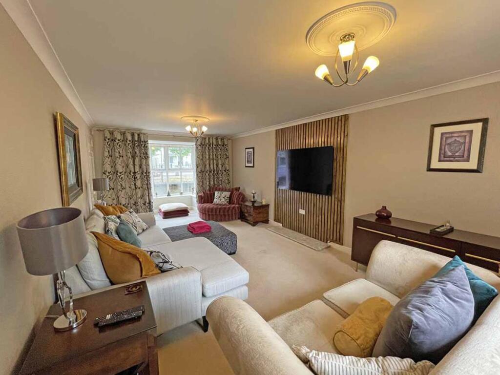 Temeraire Road 2 - Lounge 3.jpg