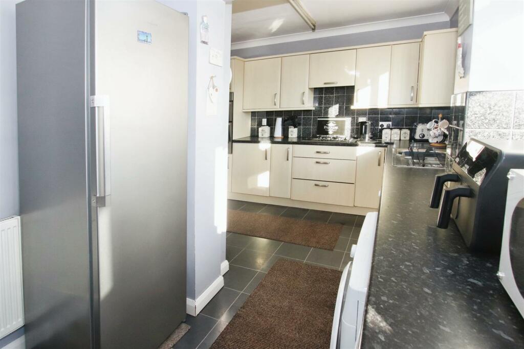 EXTENDED FITTED KITCHEN/BREAKFAST ROOM
