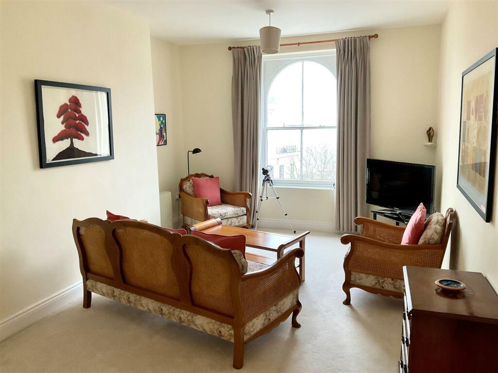 Lounge pic1.jpg
