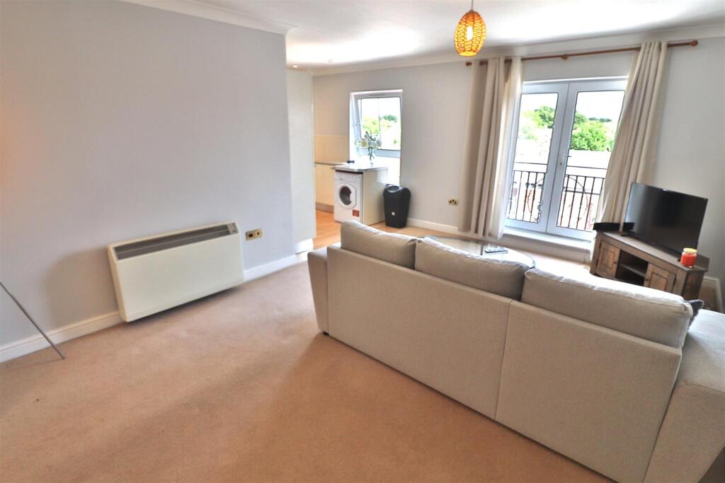 OPEN PLAN LOUNGE/DINING AREA