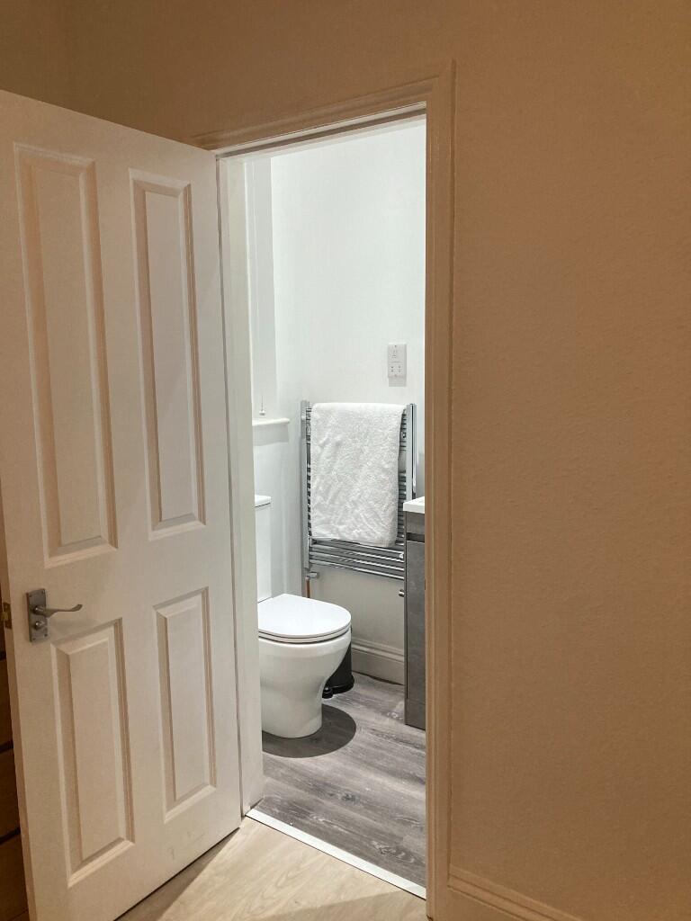 Room 2's En-suite