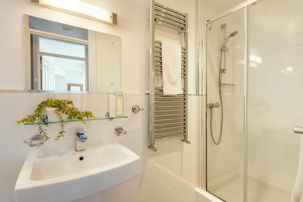 Perfect Location_Bathroom_48 Newcommen Rd_Dartmouth