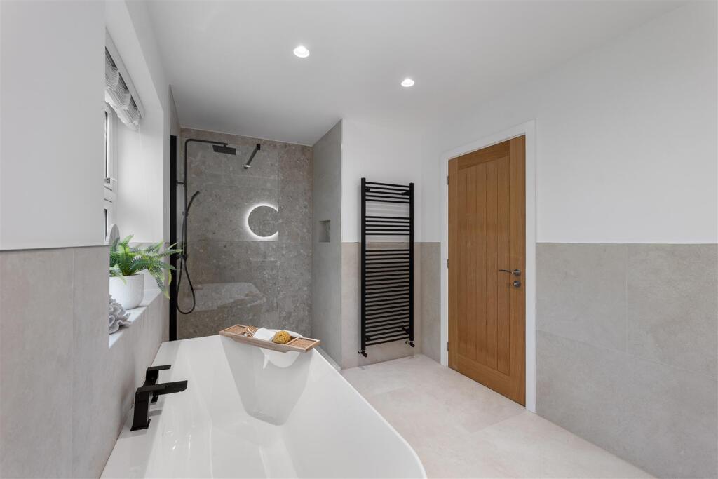 FAMILY BATH/SHOWER ROOM