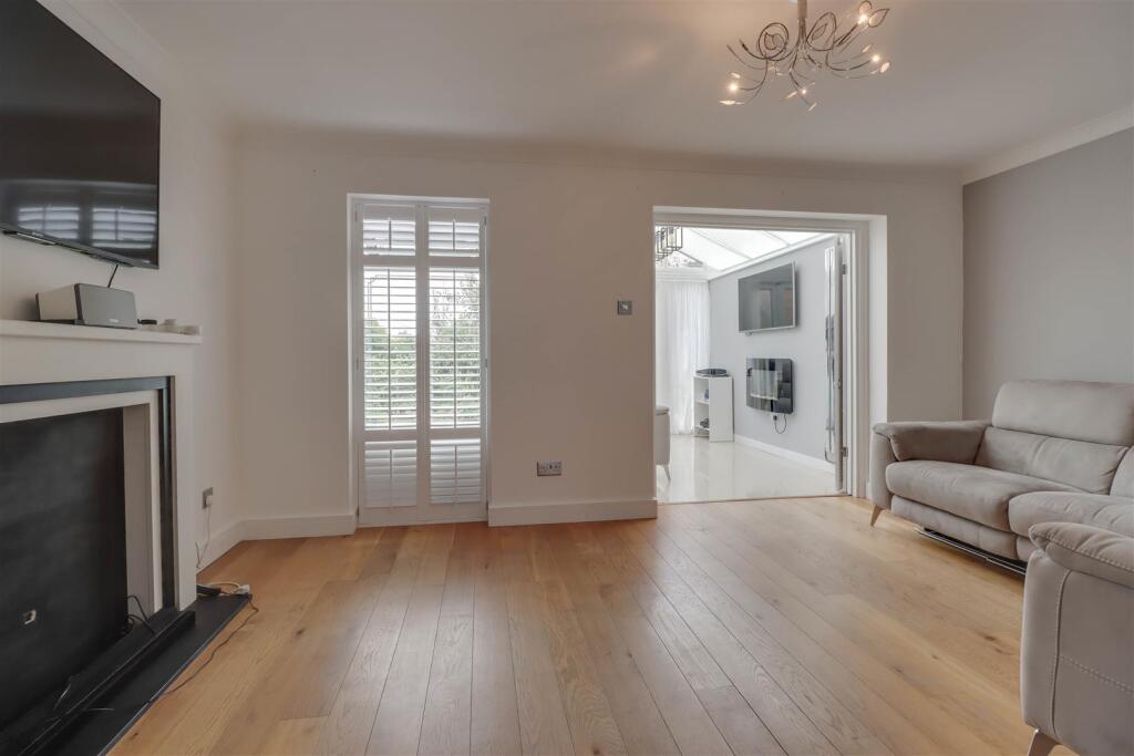 4ROCHFORD CLOSE INSIDE-7.jpg