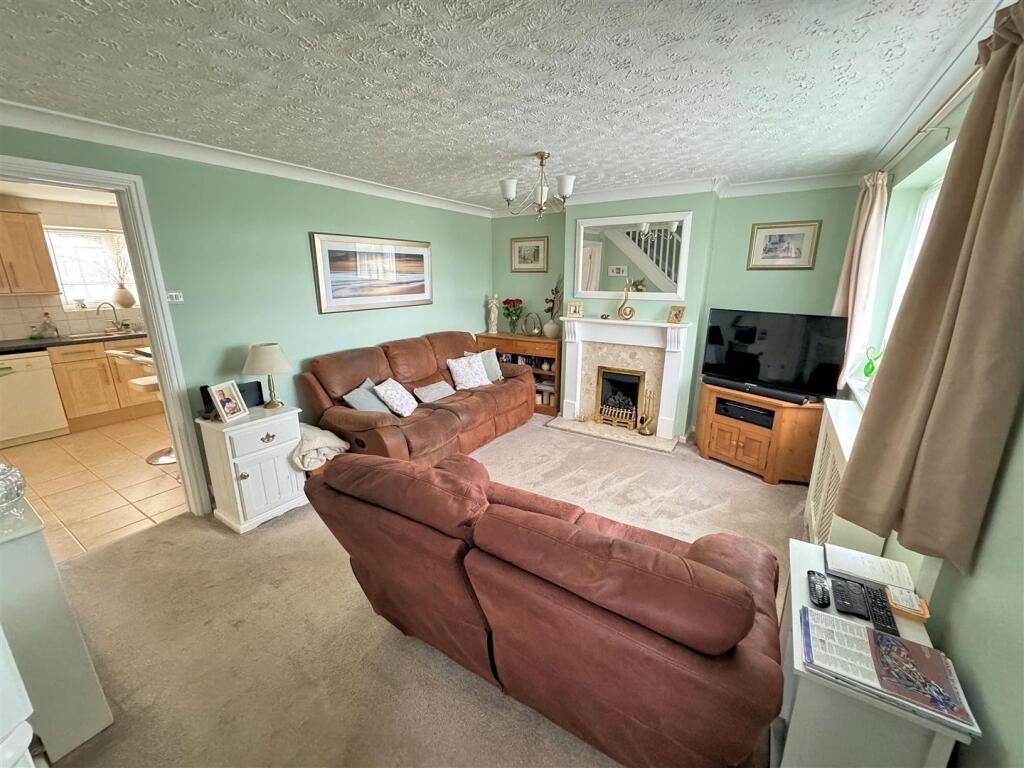 Sitting room 2.jpg