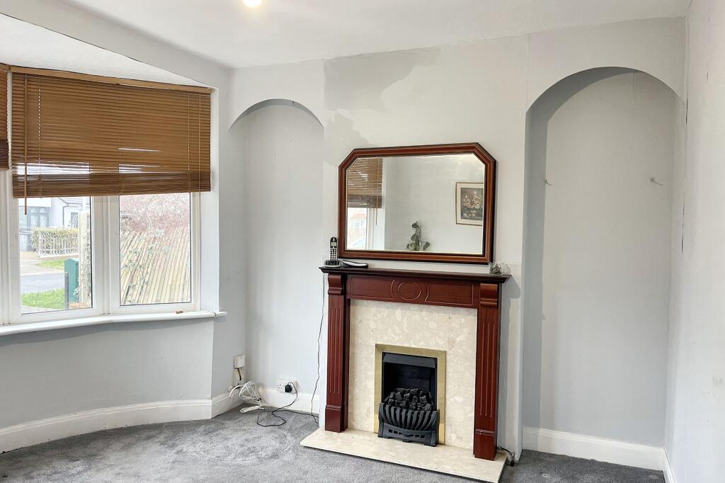 8 Oakleigh Avenue, Tolworth, Surrey KT6 7PX