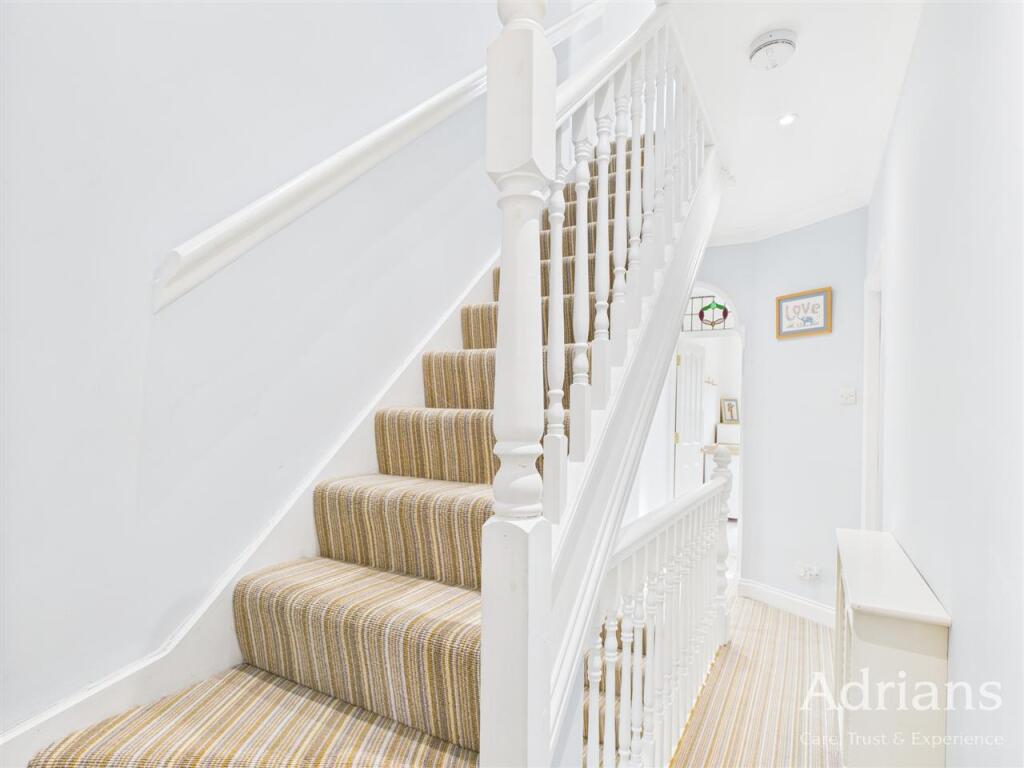 FIRST FLOOR LANDING