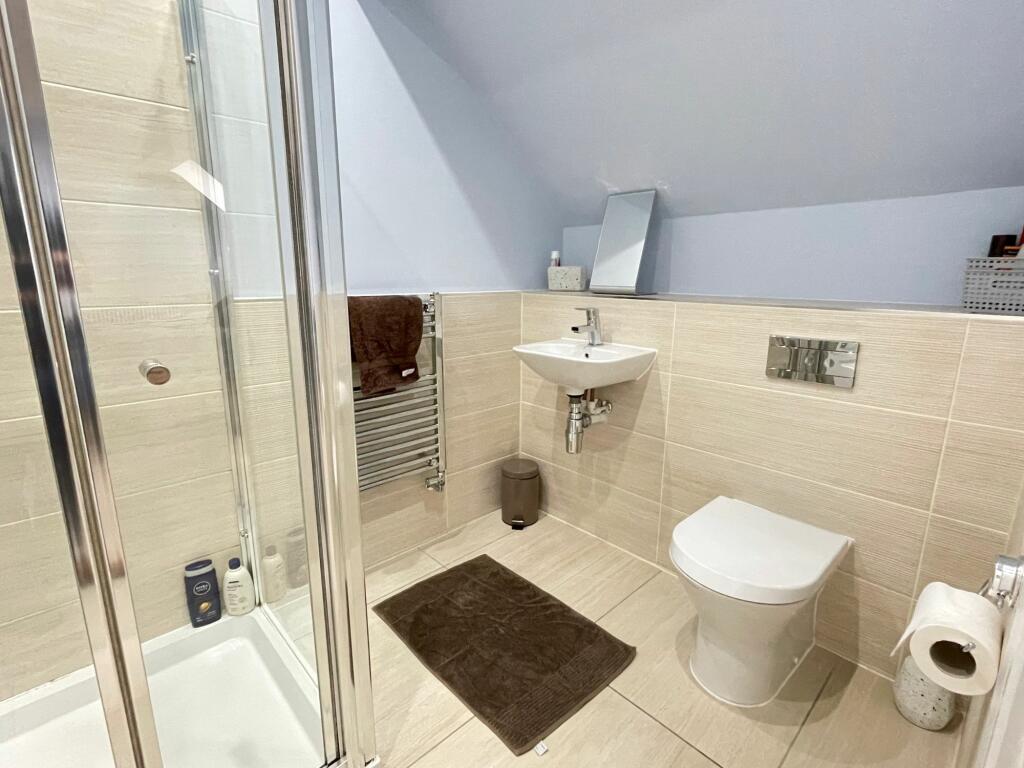 EN-SUITE SHOWER ROOM