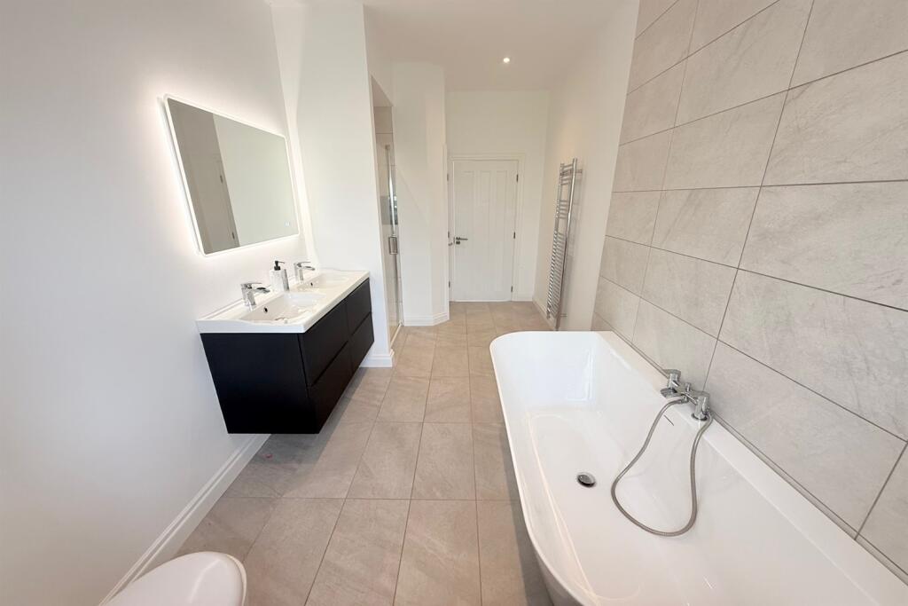 En-Suite Bathroom